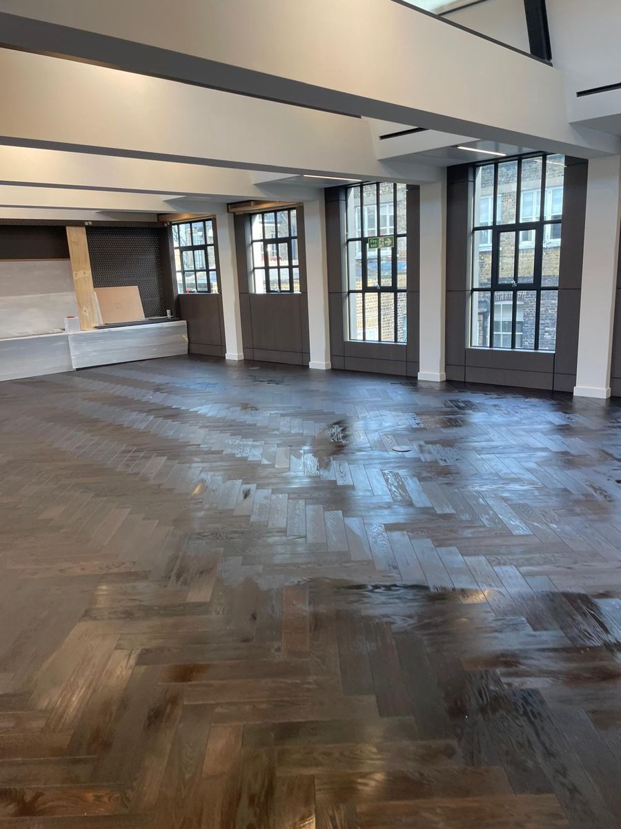 Open-plan flooring installation with continuous set-out between spaces