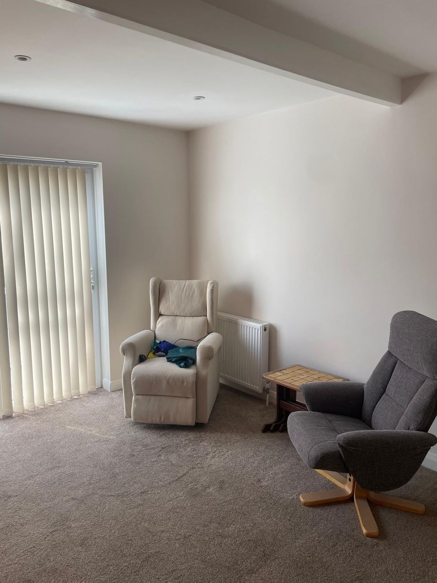 Neutral decorating finish in a family lounge